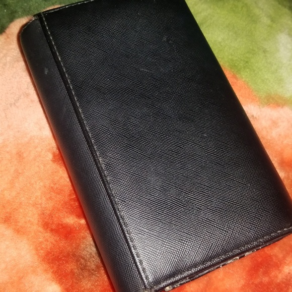 Guess Women's Leather Bi-fold Clutch Wallet - Picture 7 of 8